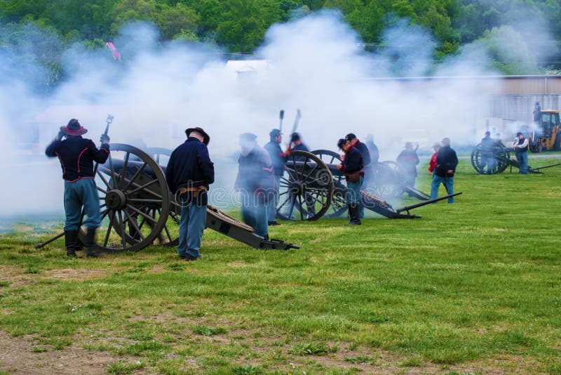 Canons de guerre civile mettant le feu à la bataille de Buchanan image stock Canons de guerre civile mettant le feu à la bataille de Buchanan image stock