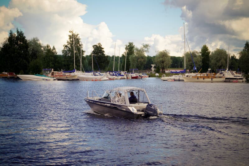 Canot automobile flottant sur le lac Saimaa dans la ville d'Imatra Finlande images libres de droits Canot automobile flottant sur le lac Saimaa dans la ville d'Imatra Finlande images libres de droits