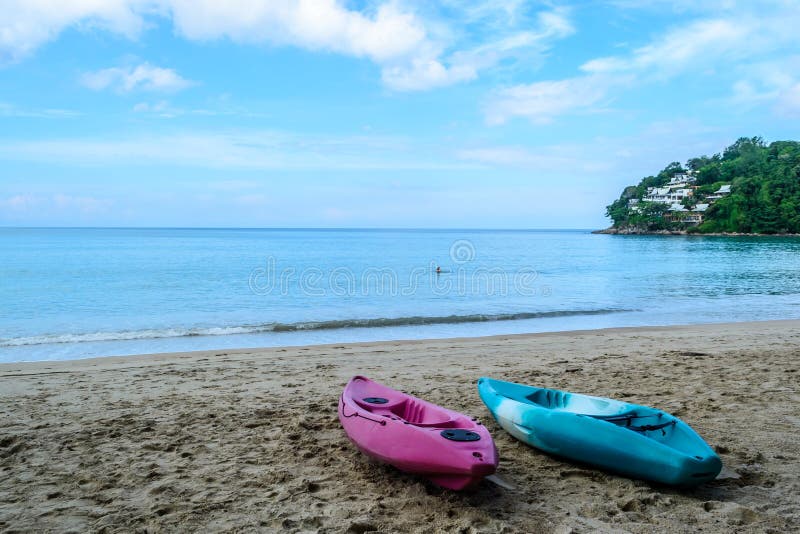 Canoë amarré sur la plage de Kamala photos libres de droits