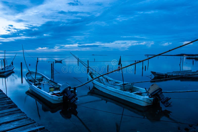 Canoës et le coucher du soleil bleu dans Campeche Mexique photo stock Canoës et le coucher du soleil bleu dans Campeche Mexique photo stock