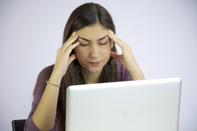 Cansado con dolor de cabeza mientras que trabaja en el ordenador imagenes de archivo Cansado con dolor de cabeza mientras que trabaja en el ordenador imagenes de archivo