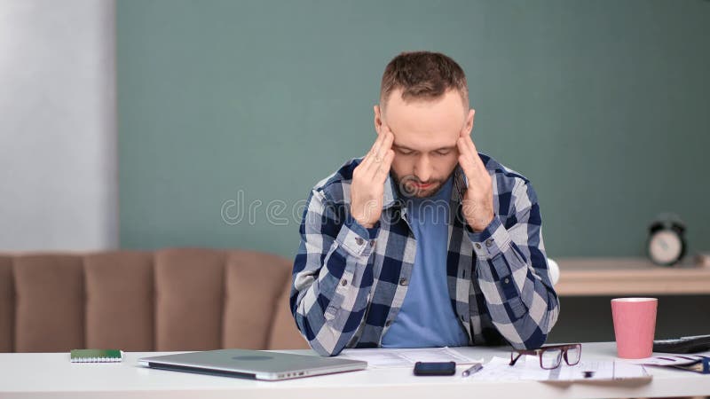 Cansados y modernos hombres de negocios terminan el trabajo en escritorio en el lugar de trabajo de la oficina doméstica. toma con