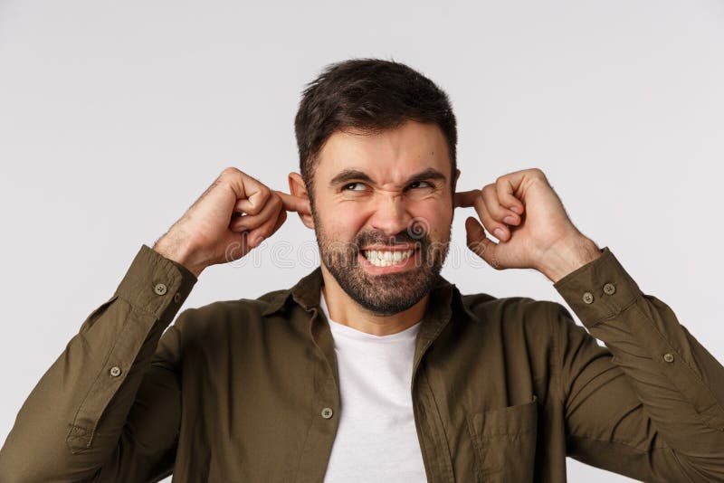 Cant hält diese nervigen dummen Nachbarn mit ihrem Soundsystem aus ärgerlicher und irritierter, ärgerlicher bärtiger Kerl, der fl stockfoto Cant hält diese nervigen dummen Nachbarn mit ihrem Soundsystem aus ärgerlicher und irritierter, ärgerlicher bärtiger Kerl, der fl stockfoto