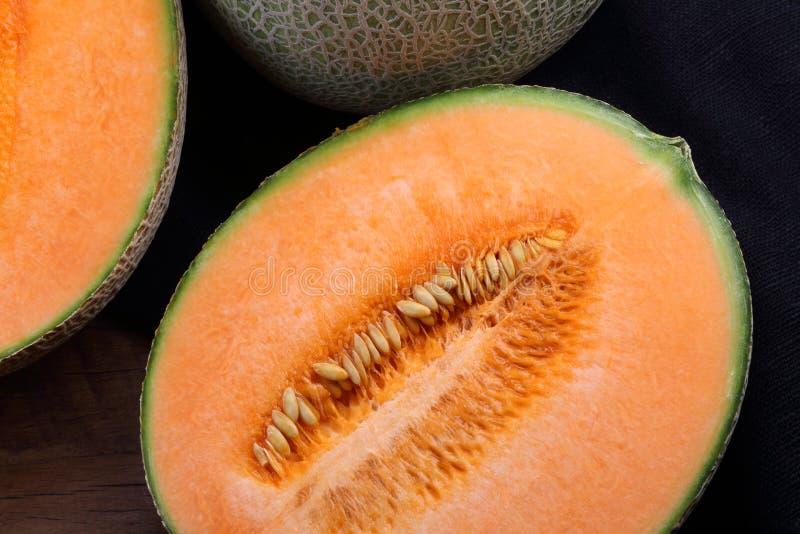 Cantaloup organique sur la table en bois photos stock Cantaloup organique sur la table en bois photos stock