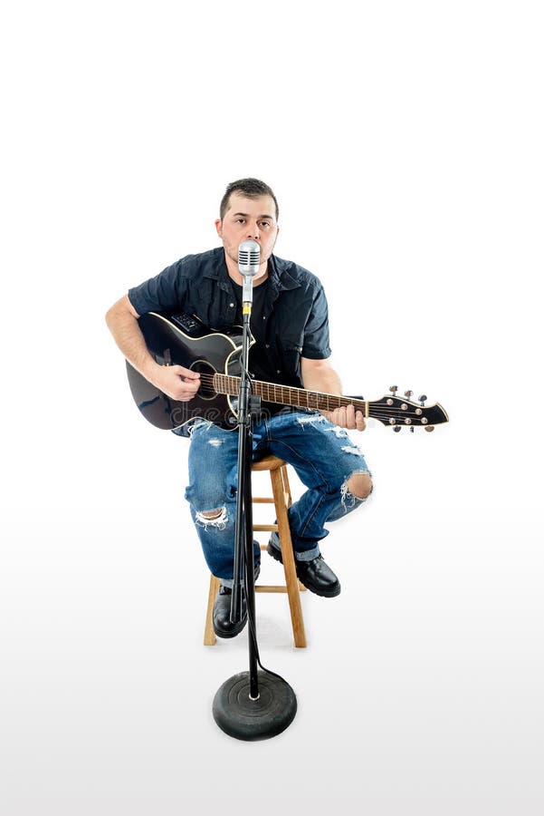Cantante Acoustic Guitarist en el blanco que mira adelante imagenes de archivo