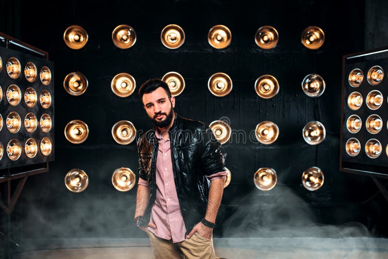 Cantante barbudo en etapa con las decoraciones de luces imágenes de archivo libres de regalías Cantante barbudo en etapa con las decoraciones de luces imágenes de archivo libres de regalías