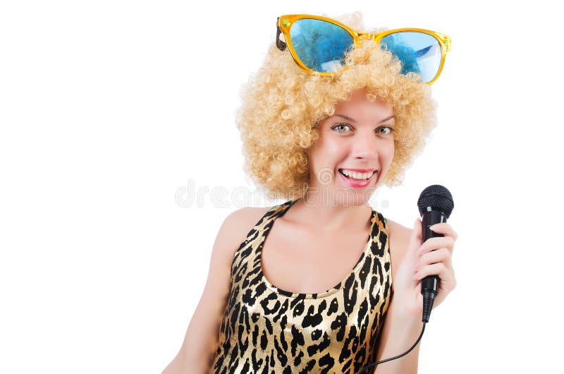 Cantante divertido   mujer con el mic