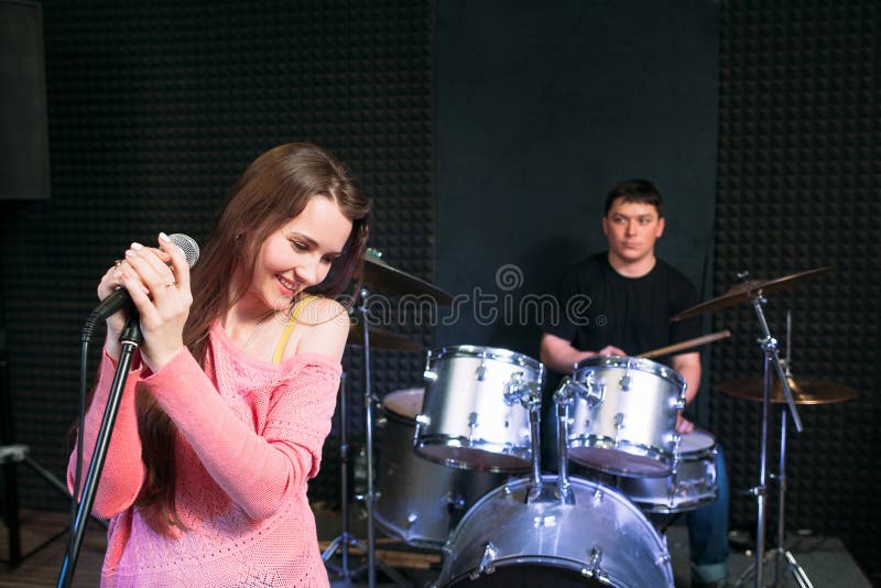 Cantante femminile timido vicino al microfono sulla scena fotografie stock libere da diritti Cantante femminile timido vicino al microfono sulla scena fotografie stock libere da diritti