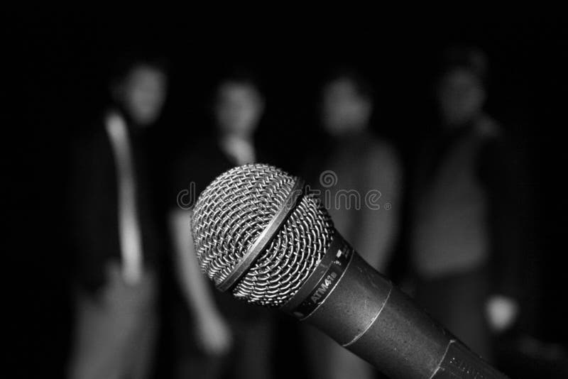 Cantantes detrás de un mic imagenes de archivo Cantantes detrás de un mic imagenes de archivo