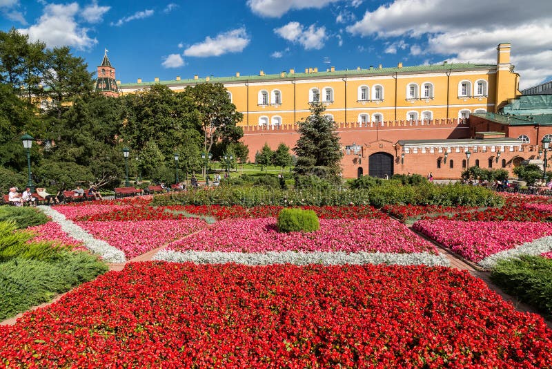 Canteiro de flores no jardim de Alexander perto do Kremlin de Moscou, Rússia imagens de stock Canteiro de flores no jardim de Alexander perto do Kremlin de Moscou, Rússia imagens de stock