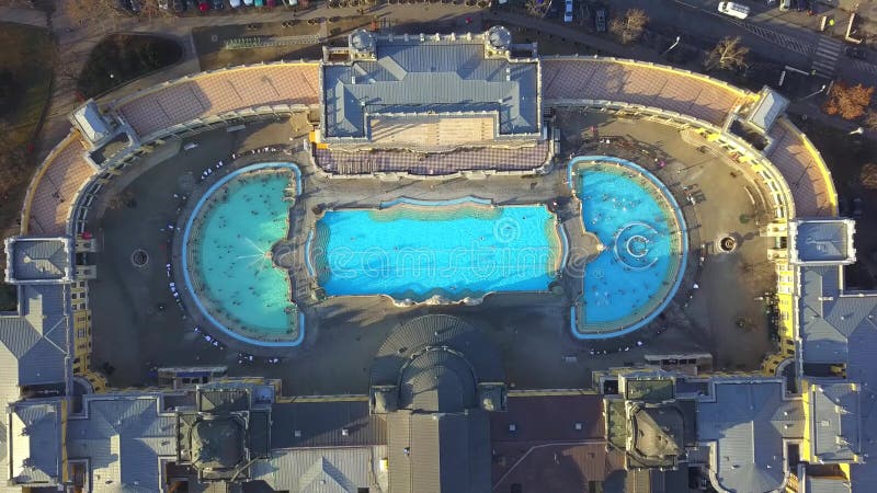 Cantidad aérea de Budapest, Hungría 4k de aviones no tripulados que saca del baño termal szechenyi del famoso parque de la ciudad