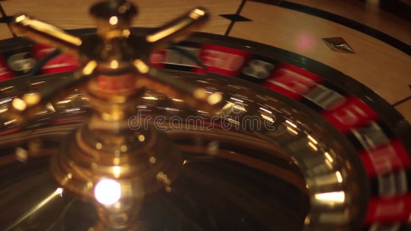 Cantidad de un disparo cerca de una ruleta del casino almacen de metraje de vídeo