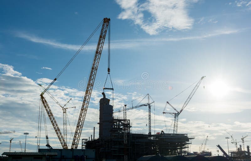Cantiere di lavoro della raffineria dell'impianto offshore di industria dell'edilizia fotografia stock libera da diritti Cantiere di lavoro della raffineria dell'impianto offshore di industria dell'edilizia fotografia stock libera da diritti