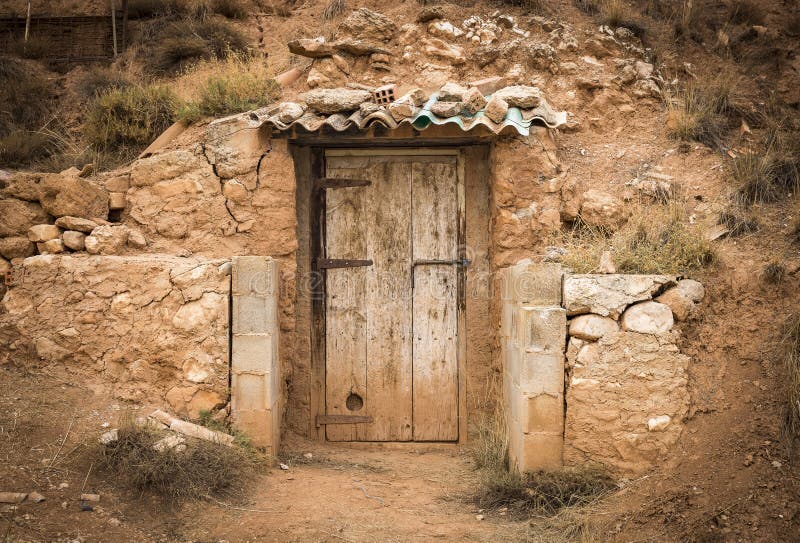 Cantina sotterranea nel del Rio, provincia di Martin di Teruel, l'Aragona immagini stock Cantina sotterranea nel del Rio, provincia di Martin di Teruel, l'Aragona immagini stock