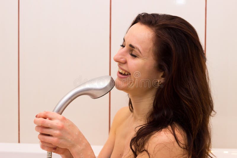 Canto della giovane donna nella doccia immagini stock Canto della giovane donna nella doccia immagini stock