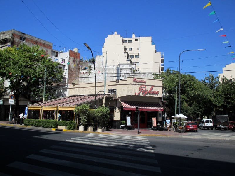 Canto do tango de Pugliese do canto do restaurante de Café na vizinhança de Buenos Aires de Boedo Buenos Aires Argentina foto de stock Canto do tango de Pugliese do canto do restaurante de Café na vizinhança de Buenos Aires de Boedo Buenos Aires Argentina foto de stock