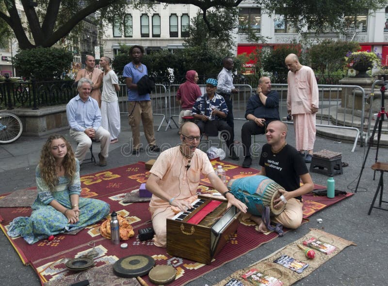 Hare Krishna Seguidores Cantando Marcha Foto Editorial - Imagem de povos,  lebre: 229121156