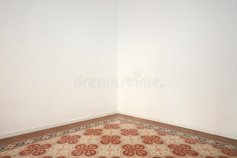 Canto vazio da sala com as paredes brancas vazias e o assoalho decorado floral fotografia de stock royalty free Canto vazio da sala com as paredes brancas vazias e o assoalho decorado floral fotografia de stock royalty free