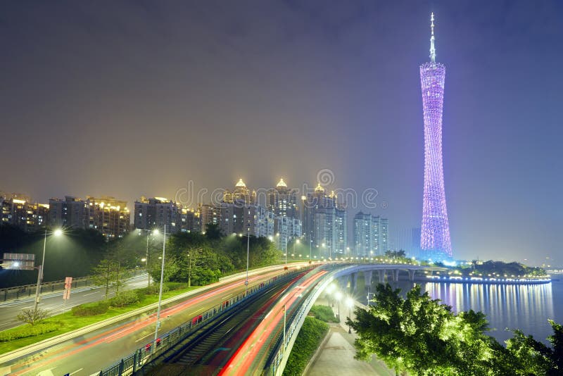 Notte e nebbioso vista Canton tower, punto di riferimento a Guangzhou, in Cina.