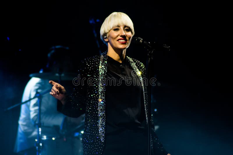 Cantor bonito italiano Malika Ayane no concerto foto de stock royalty free