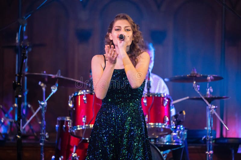 Cantora Feminina De Vestido Festivo Atuando No Festival Internacional De  Música De 2022 West Park Imagem Editorial - Imagem de vestido, brilho:  261976465