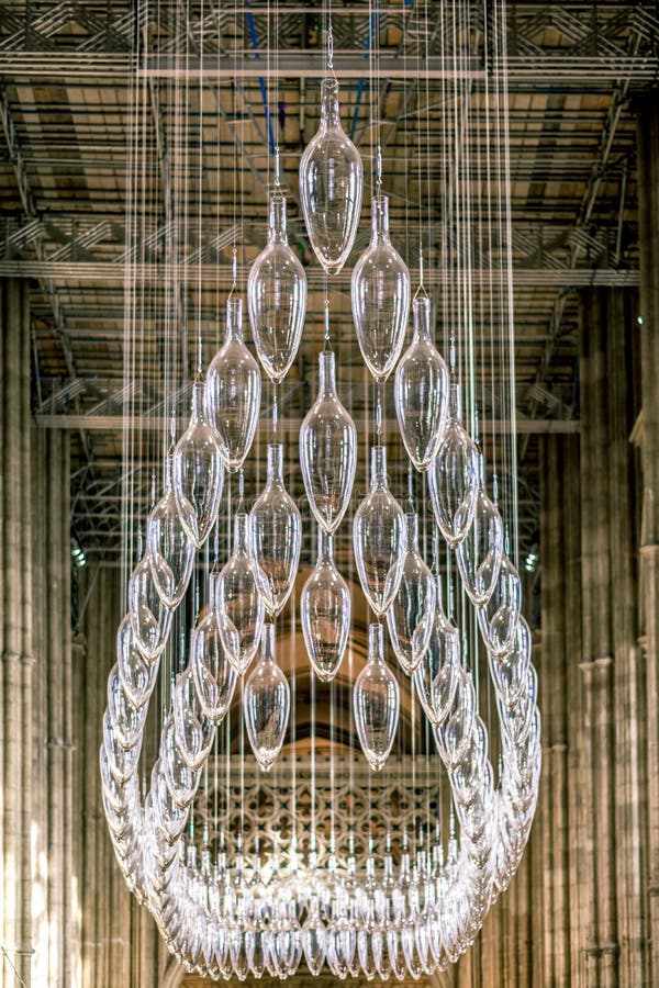 CANTORBERY, INGLATERRA 8 DE NOVIEMBRE DE 2018: Interior de la catedral de Cantorbery Lámpara de cristal central imagen de archivo CANTORBERY, INGLATERRA 8 DE NOVIEMBRE DE 2018: Interior de la catedral de Cantorbery Lámpara de cristal central imagen de archivo