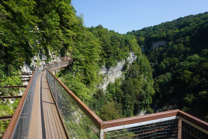 Canyon Cliff Path View di Okatse fotografie stock Canyon Cliff Path View di Okatse fotografie stock