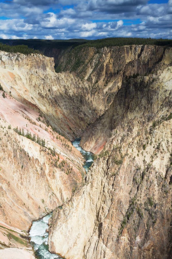 Canyon de Yellowstone comme vu de la surveillance grande de vue images libres de droits Canyon de Yellowstone comme vu de la surveillance grande de vue images libres de droits