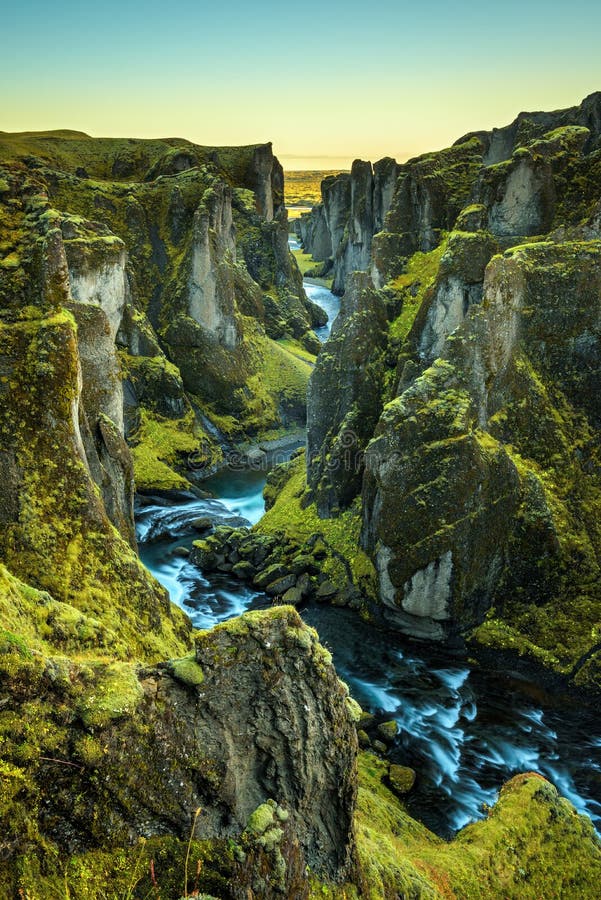 Canyon e fiume di Fjadrargljufur in Islanda sudorientale immagini stock libere da diritti Canyon e fiume di Fjadrargljufur in Islanda sudorientale immagini stock libere da diritti
