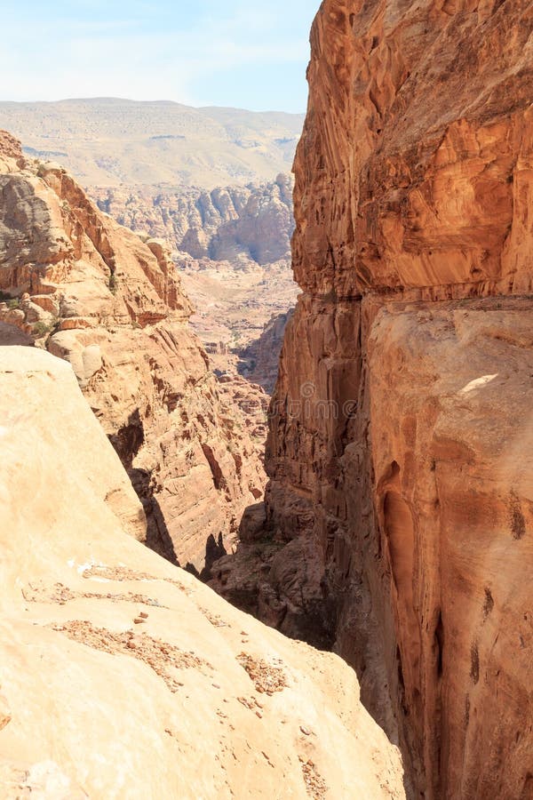 Canyon panorama su monastero e Deir traccia l'antica città di Petra, Giordania fotografie stock libere da diritti Canyon panorama su monastero e Deir traccia l'antica città di Petra, Giordania fotografie stock libere da diritti