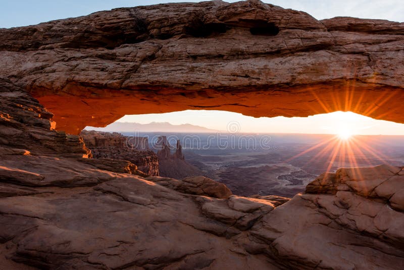 Canyonlands Nationaal Park Mesa Arch bij Zonsopgang stock foto's Canyonlands Nationaal Park Mesa Arch bij Zonsopgang stock foto's