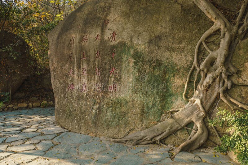 Caoan rock esculpindo no templo caoan, que é o único patrimônio do templo manicheio existente na china
