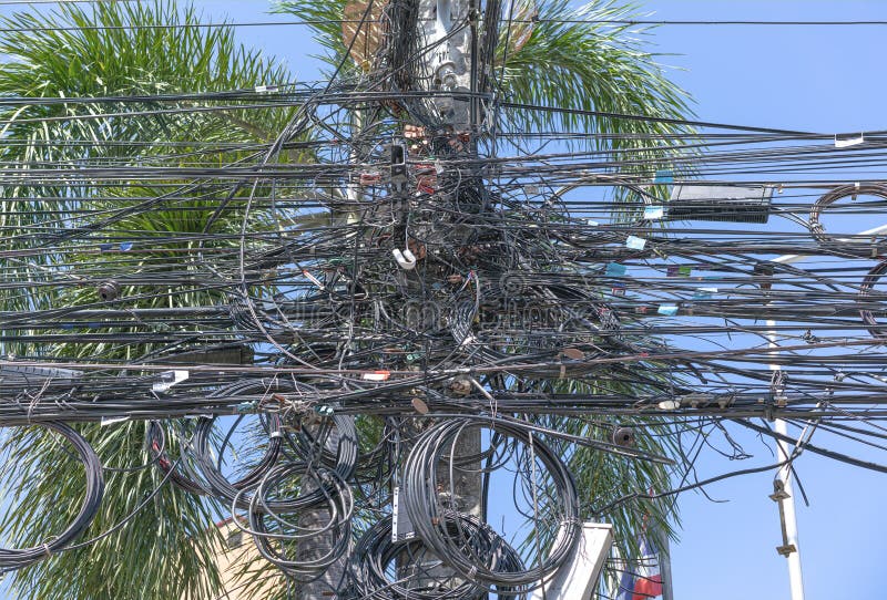 Poste de electricidad urbana muy cargados mostrando muchos cables, tomadas  en Japón Fotografía de stock - Alamy