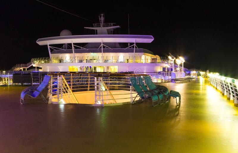 Cap Canaveral, Etats-Unis - 6 mai 2018 : Plate-forme ouverte dans la nuit Oasis géante de bateau de croisière des mers par les Ca photo libre de droits Cap Canaveral, Etats-Unis - 6 mai 2018 : Plate-forme ouverte dans la nuit Oasis géante de bateau de croisière des mers par les Ca photo libre de droits