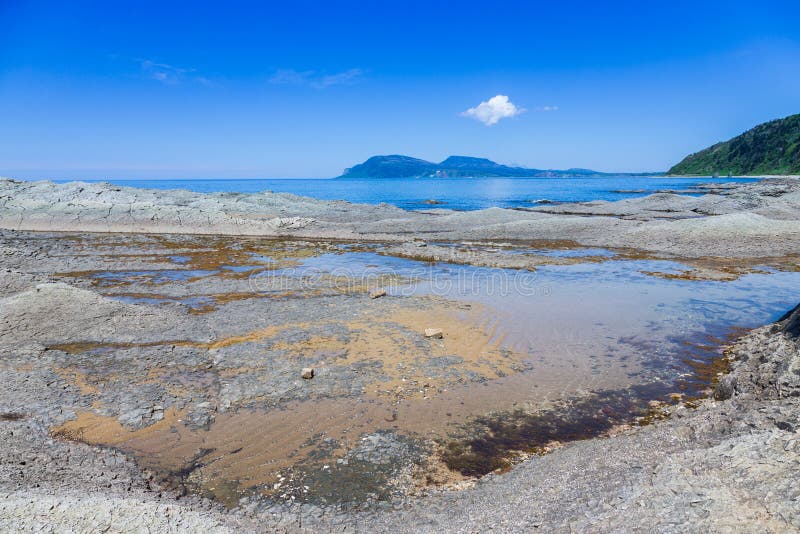 Cap Stolbchaty Cap sur la côte ouest de l'île de Kunashi images libres de droits Cap Stolbchaty Cap sur la côte ouest de l'île de Kunashi images libres de droits