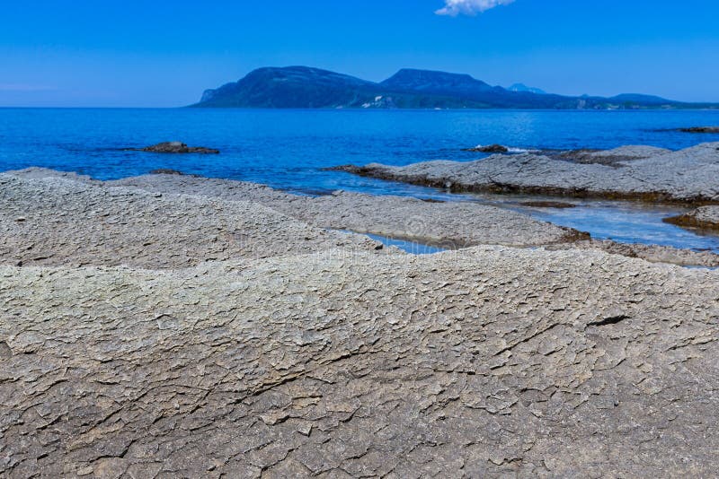 Cap Stolbchaty Cap sur la côte ouest de l'île de Kunashi image libre de droits Cap Stolbchaty Cap sur la côte ouest de l'île de Kunashi image libre de droits