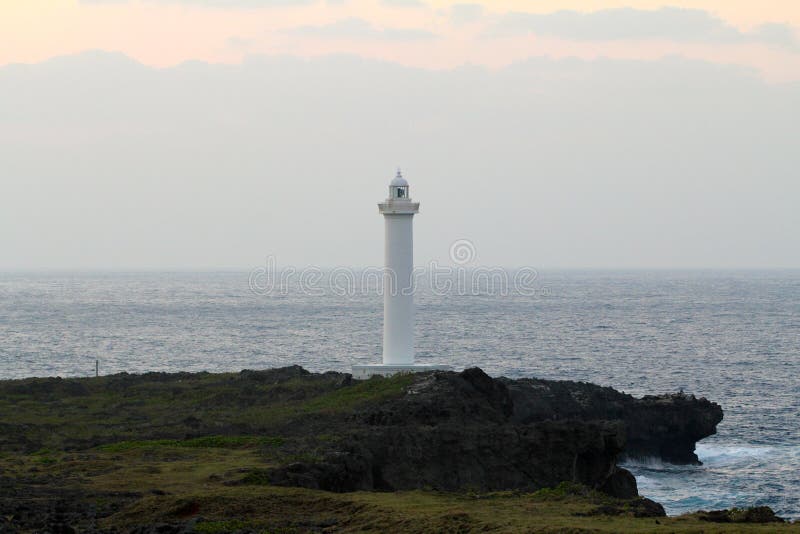 Cap Zampa, village de Yomitan, Okinawa Japan de phare au coucher du soleil image libre de droits Cap Zampa, village de Yomitan, Okinawa Japan de phare au coucher du soleil image libre de droits