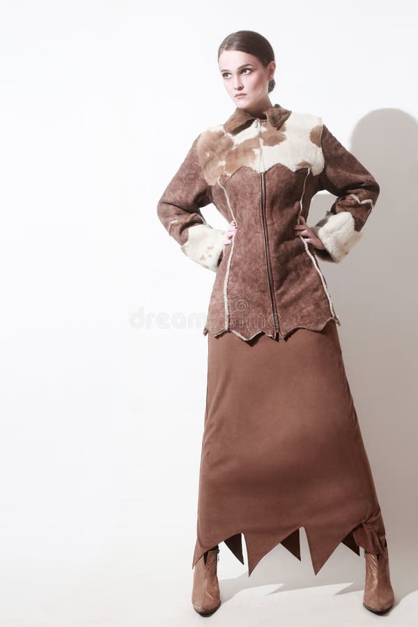 Capa de zalea de la mujer de la moda de la ropa del invierno fotografía de archivo Capa de zalea de la mujer de la moda de la ropa del invierno fotografía de archivo