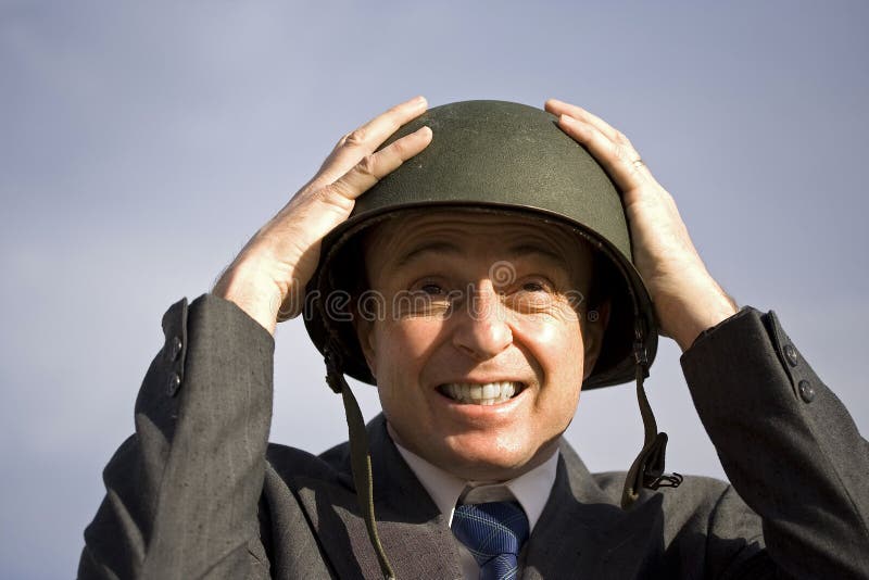 Capacete desgastando do homem de negócios foto de stock royalty free Capacete desgastando do homem de negócios foto de stock royalty free