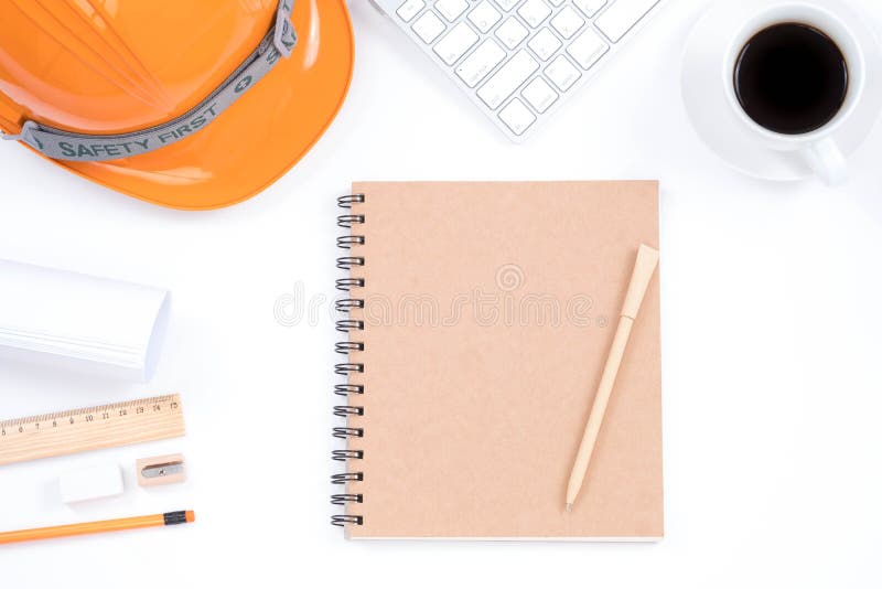 Capacete do coordenador de segurança com o local de trabalho moderno com supplie do escritório fotografia de stock