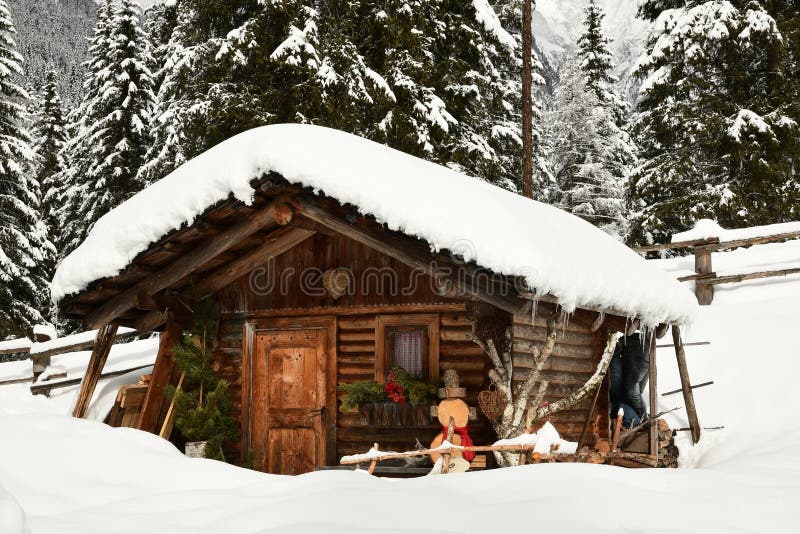 Capanna alpina nell'inverno nelle alpi Paesaggio di inverno in una foresta vicino al lago Antholz Anterselva, Tirolo del sud fotografia stock Capanna alpina nell'inverno nelle alpi Paesaggio di inverno in una foresta vicino al lago Antholz Anterselva, Tirolo del sud fotografia stock