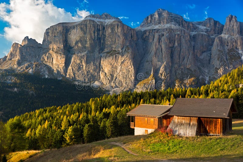 Capanna di Alpin a Passo Pordoi con il gruppo di Sella, dolomia, italiano A fotografie stock libere da diritti Capanna di Alpin a Passo Pordoi con il gruppo di Sella, dolomia, italiano A fotografie stock libere da diritti
