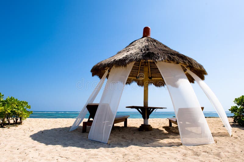 Capanna esotica sulla spiaggia tropicale immagine stock libera da diritti Capanna esotica sulla spiaggia tropicale immagine stock libera da diritti