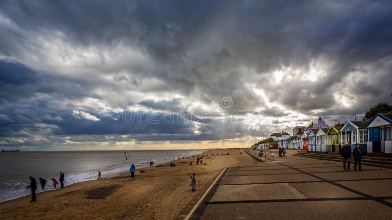 Capanne del lungonmare e della spiaggia di Southwold con il cielo dramtaic in Southwold, Suffolk, Regno Unito fotografia stock libera da diritti Capanne del lungonmare e della spiaggia di Southwold con il cielo dramtaic in Southwold, Suffolk, Regno Unito fotografia stock libera da diritti