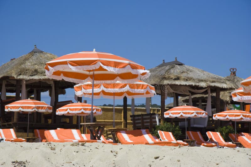 Capanne ed ombrelli della spiaggia fotografie stock Capanne ed ombrelli della spiaggia fotografie stock