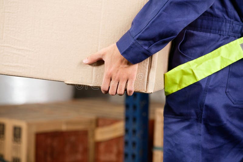 Capataz Carrying Cardboard Box en Warehouse