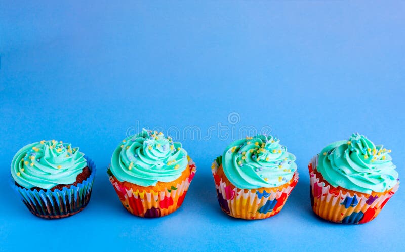 Capcake na błękitnym tle, kopii przestrzeń fotografia stock Capcake na błękitnym tle, kopii przestrzeń fotografia stock
