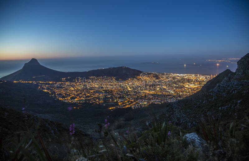 Cape Town, Robben-Insel und der Kopf des Löwes nachts lizenzfreie stockfotos Cape Town, Robben-Insel und der Kopf des Löwes nachts lizenzfreie stockfotos