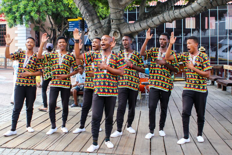 CAPE TOWN, SÜDAFRIKA - 23. DEZEMBER 2017: Gruppe junge Männer in den nationalen afrikanischen tanzenden und singenden Kostümen stockfotos CAPE TOWN, SÜDAFRIKA - 23. DEZEMBER 2017: Gruppe junge Männer in den nationalen afrikanischen tanzenden und singenden Kostümen stockfotos