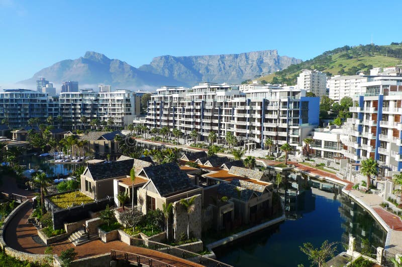 Ein und nur Hotel und Ansicht des Tabellenberges in Cape Town, Südafrika lizenzfreie stockfotografie Ein und nur Hotel und Ansicht des Tabellenberges in Cape Town, Südafrika lizenzfreie stockfotografie